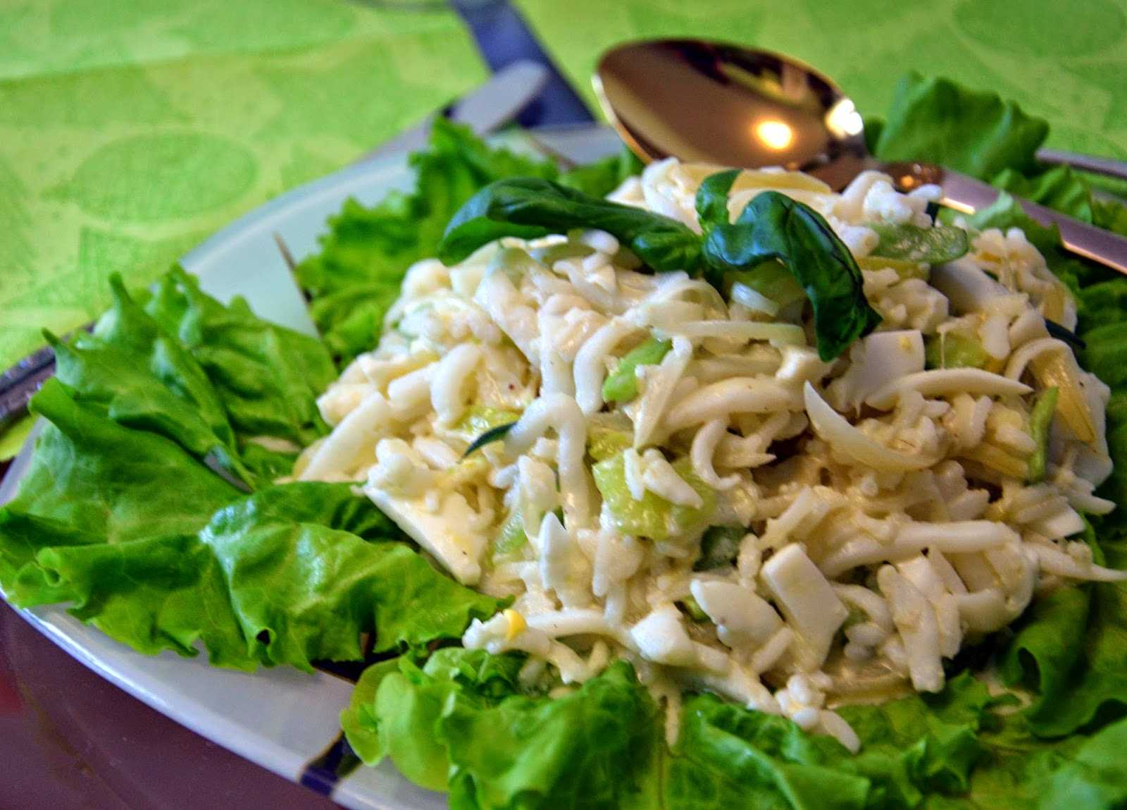 Салат с кальмарами и яйцом – 5 самых вкусных пошаговых рецептов