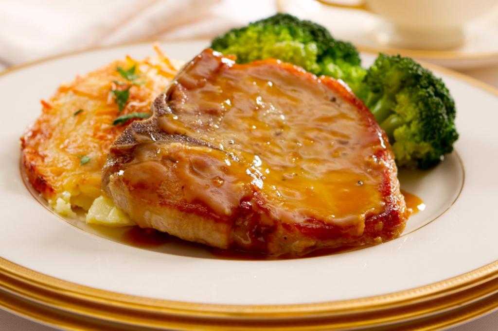 Лучшие рецепты мяса по-французски, запеченного в духовке — свинина под сыром получается удивительно сочной