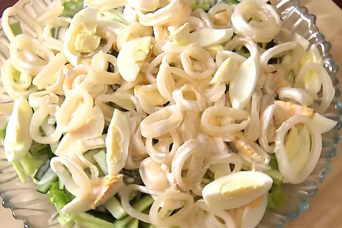 Самые вкусные рецепты салата с кальмарами — 8 вариантов простого салата