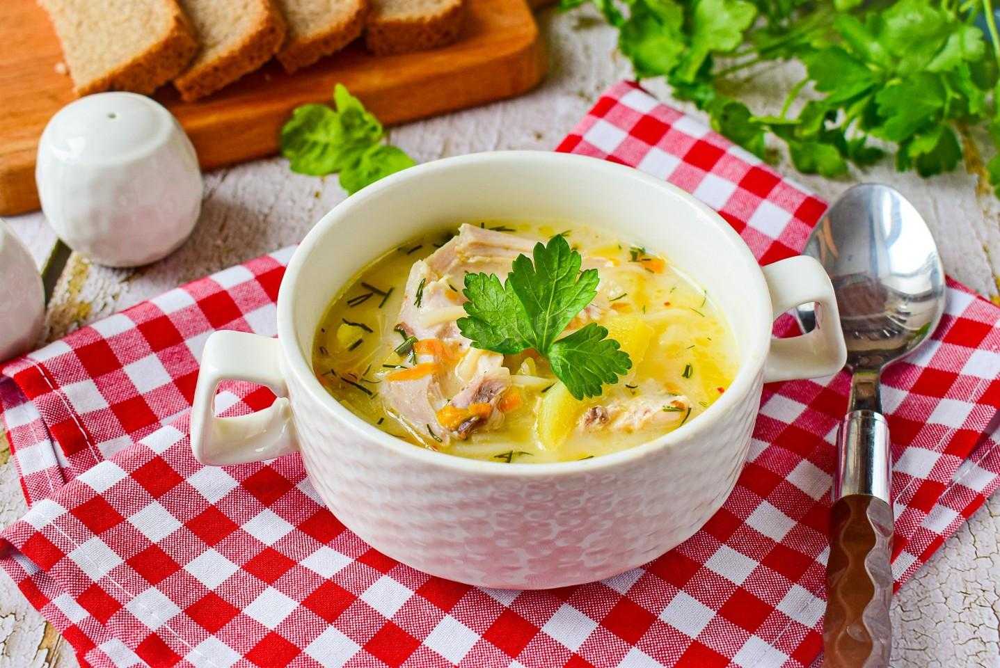 2017 году приготовили сырный суп. Суп куриный вермишелевый. Куриный суп с плавленным сыром. Куриный сырный суп. Суп Романо сырный.