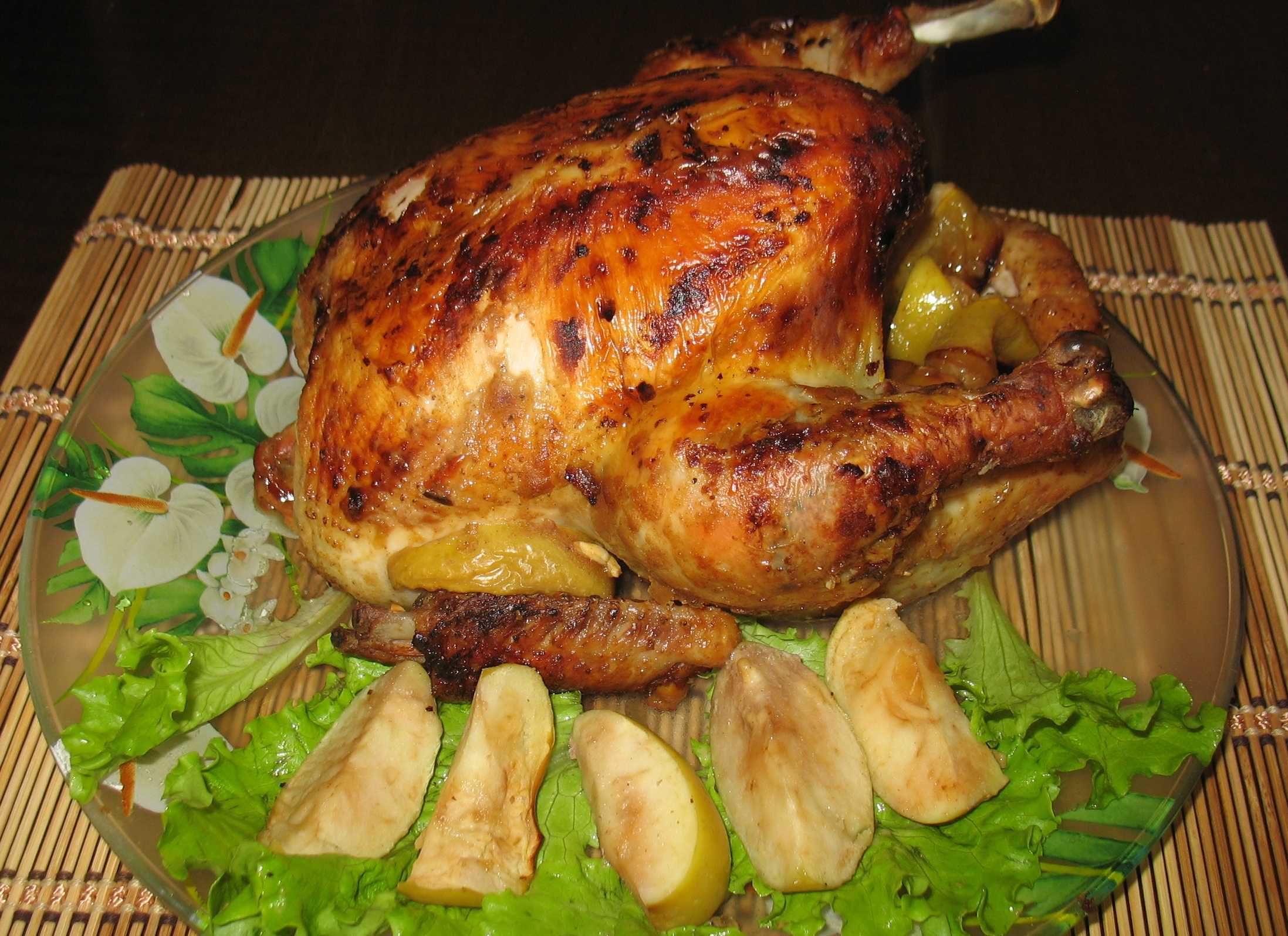 Курица в духовке рецепт с фото пошагово. Запеченные с курочкой. Курица с яблоками в духовке. Курица запеченная картинки. Курица запеченная с яблоками.
