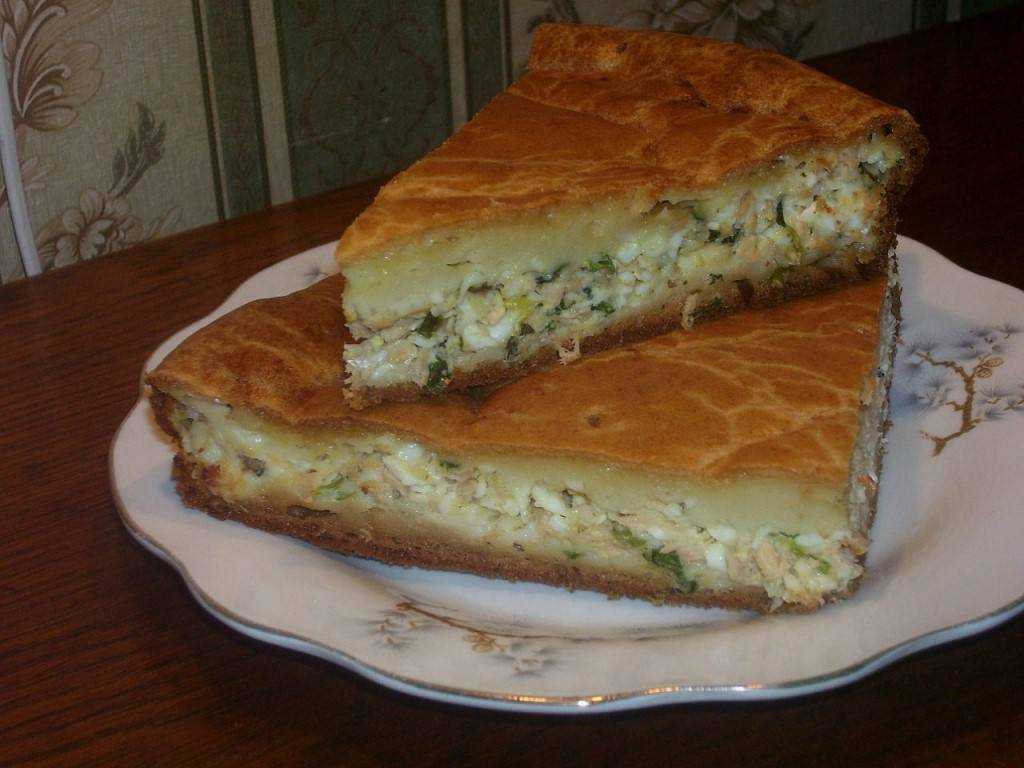 Пирог с рисом и рыбными консервами из дрожжевого теста в духовке, рецепт с фото