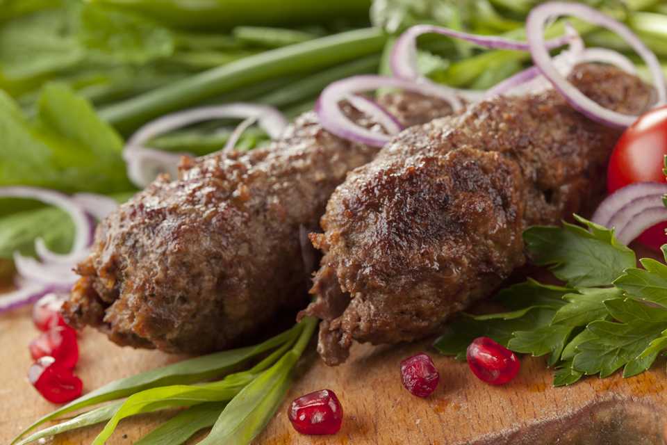 Люля кебаб рецепт на мангале из фарша свинины и говядины рецепт с фото на мангале