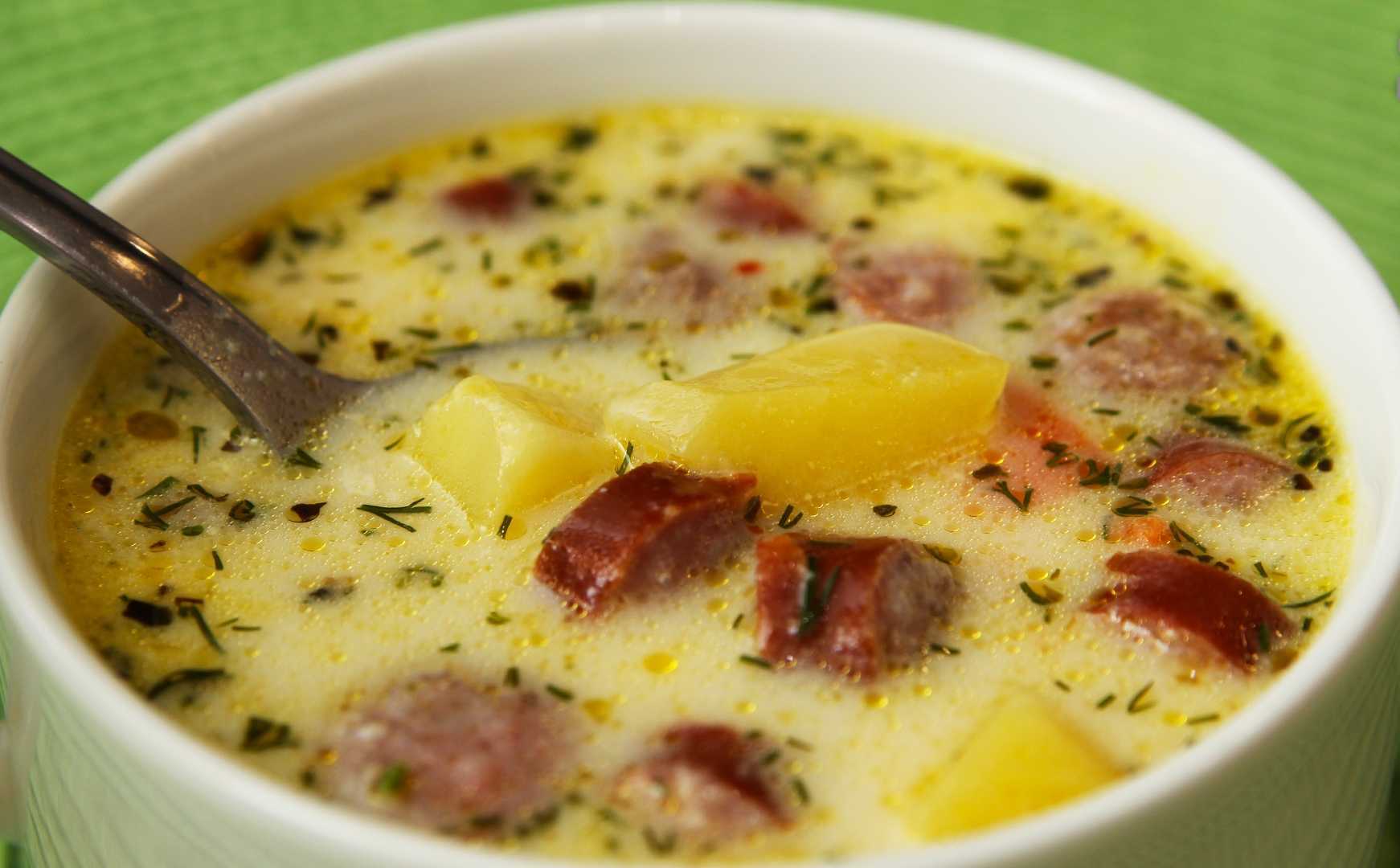 Сырный суп с вермишелью картошкой и сосисками