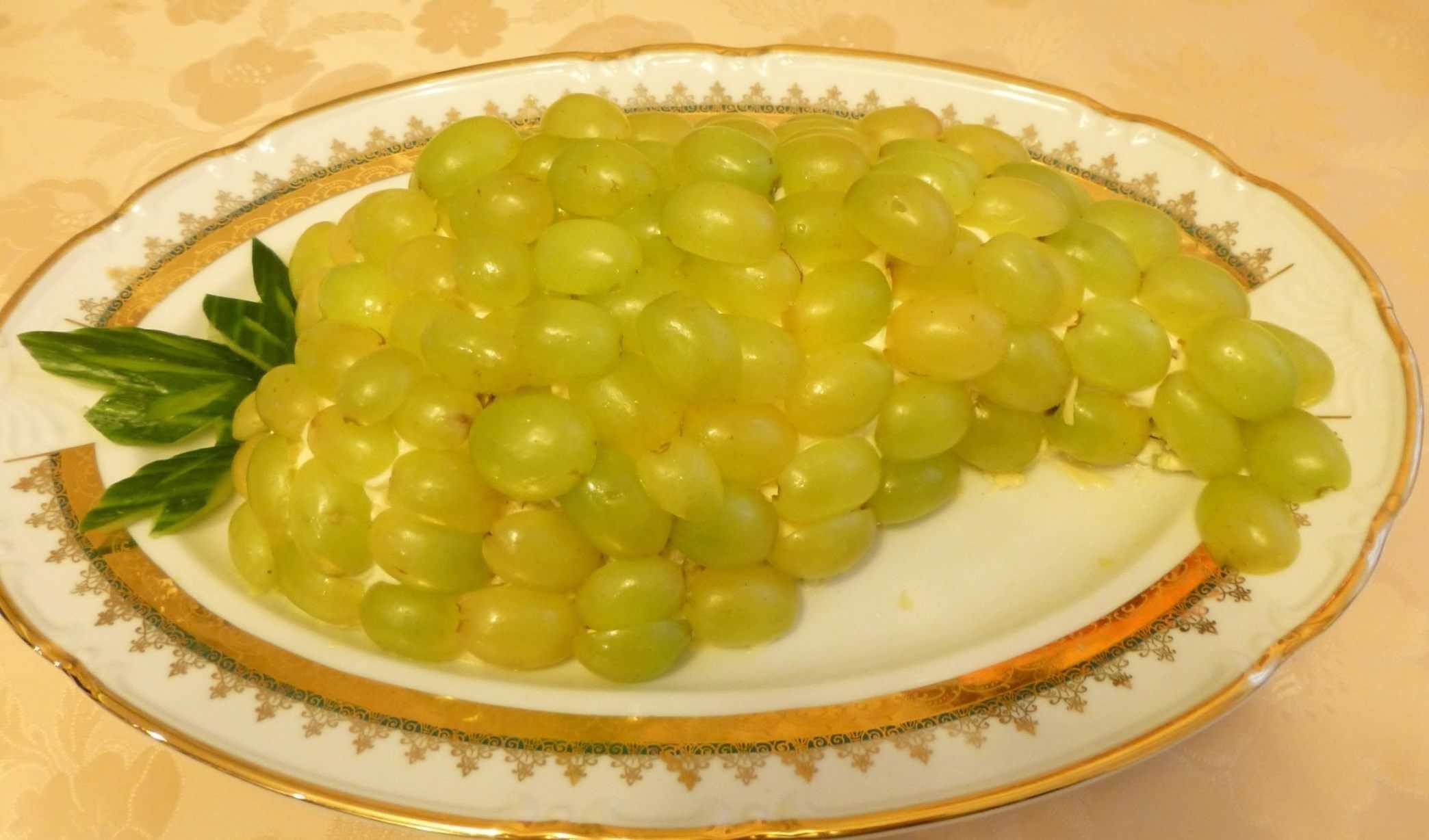 Салат с виноградом: 15 вкусных, простых рецептов для праздника