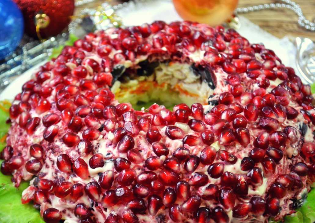 Салат "гранатовый браслет" с курицей: рецепт, ингредиенты, заправка, украшение - samchef.ru