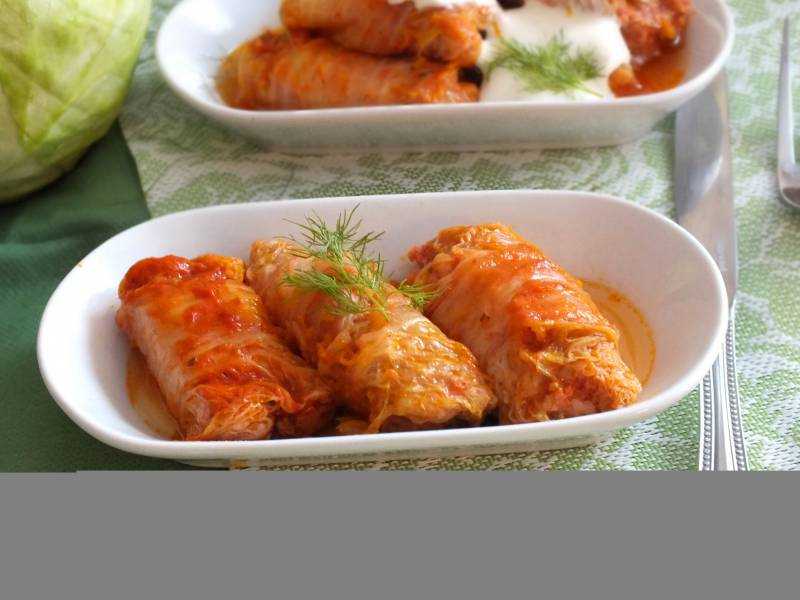 Вкусные голубцы из пекинской капусты с мясным фаршем, приготовленные в духовке по простым рецептам