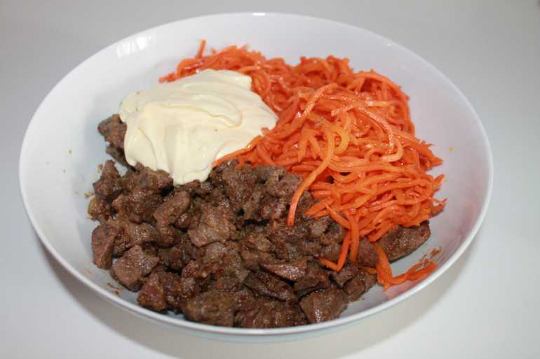 Салат куриной печенью и корейской морковью рецепт. Салат с печенью говяжьей и морковью и луком. Салат с печенью и морковью. Печенка с корейской морковкой. Печень с корейской морковью.