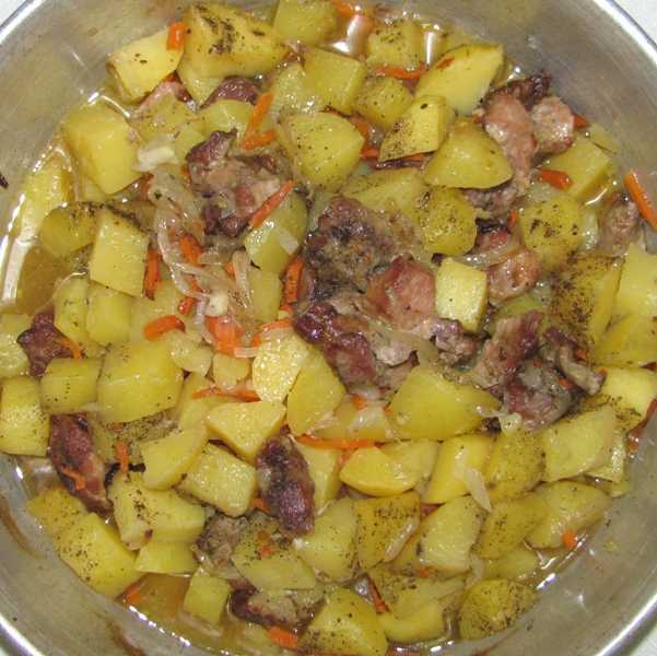 Мясо морковь картошка рецепт. Картошка с мясом. Картошка с мясом в духовке. Тушёная картошка с мясом в духовке. Мясо с картошкой и морковкой.