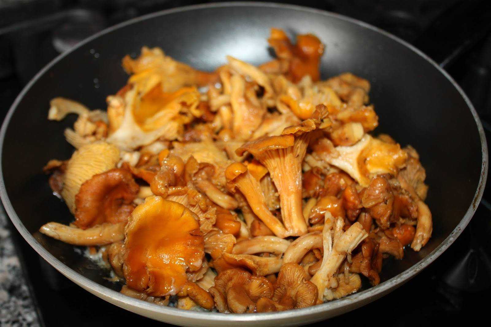 Простые рецепты с грибами на сковороде. Лисички грибы жареные. Грибочки жареные лисички. Жареные грибы с луком лисички. Лисички на сковороде.