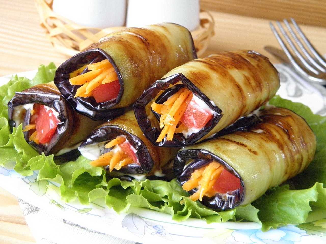 Рулетики из баклажанов с разными начинками. 13 рецептов очень вкусной закуски