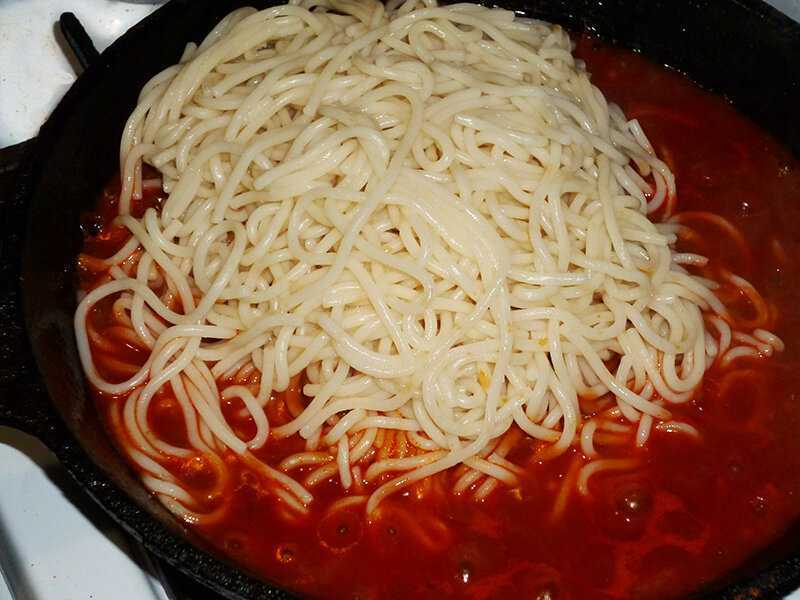 Подлива из сметаны и томатной пасты. Спагетти с майонезом. Макароны с подливой. Вермишель с кетчупом. Соус для макарон.