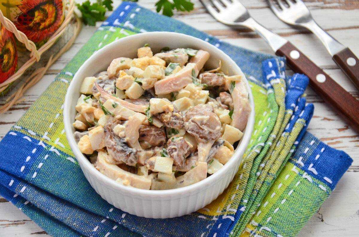 Копченая курица маринованный лук. Салат с грибами. Салат с курицей и грибами. Салат с картошкой и шампиньонами. Салат картофельный с грибами.