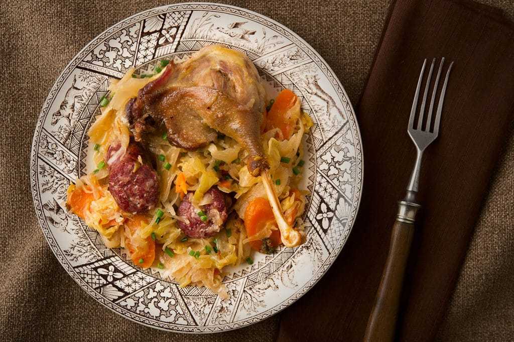 Фаршированная утка в духовке целиком с квашеной капустой и яблоками