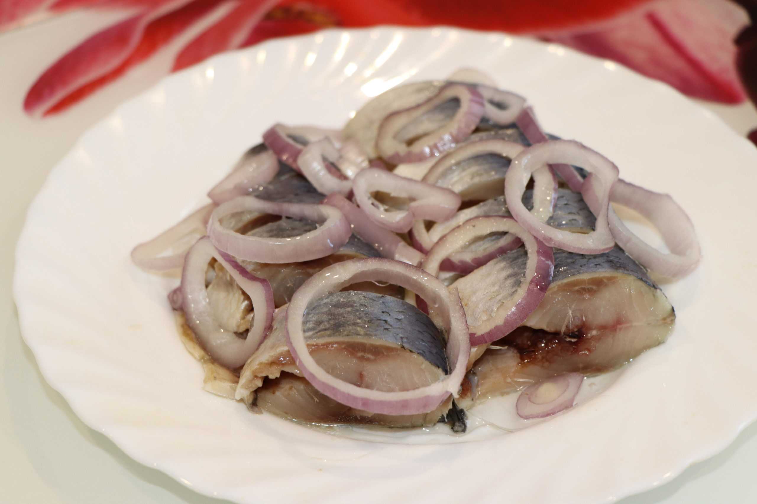 Маринованная рыба с маслом луком