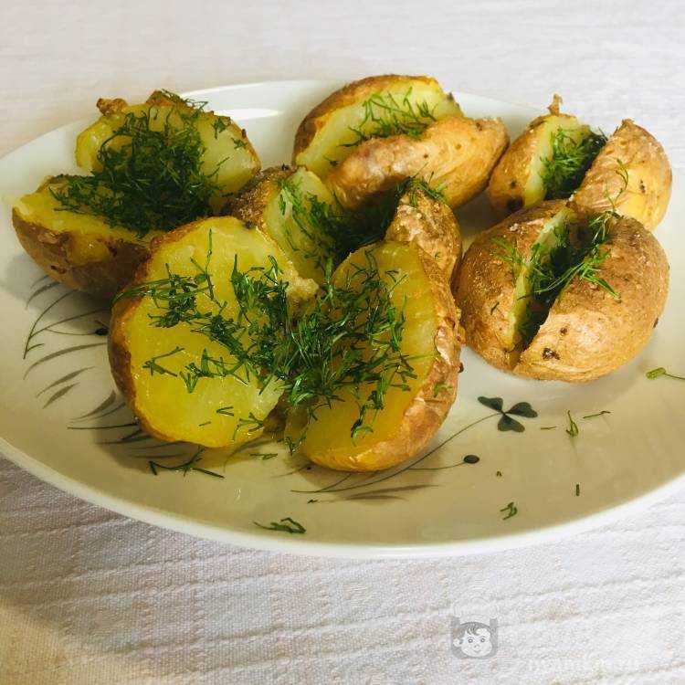 Картофель, запеченный в духовке: как вкусно приготовить