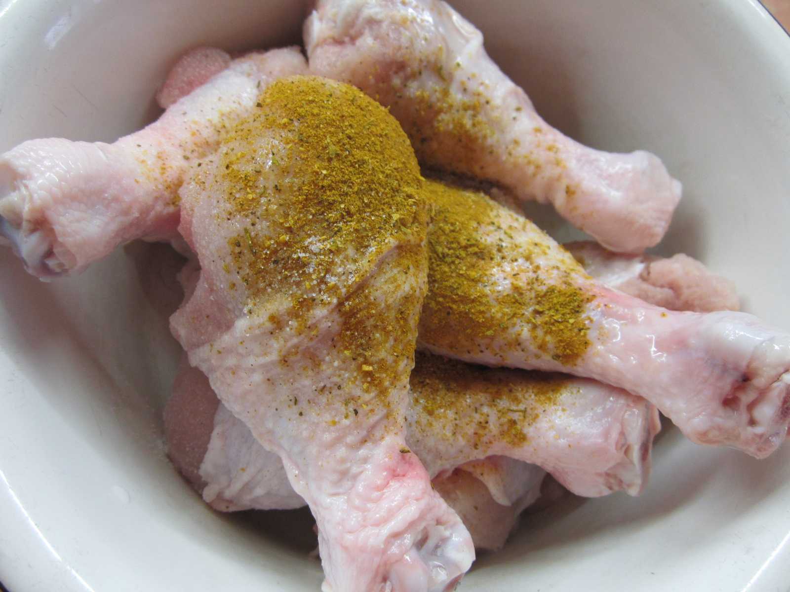 Запеченная курица с картошкой. Замариновать курицу в кефире для запекания в духовке с картошкой. Курица маринованная в кефире в духовке. Курицу замариновать курицу без приправы куриной. Мариновать курицу в кефире