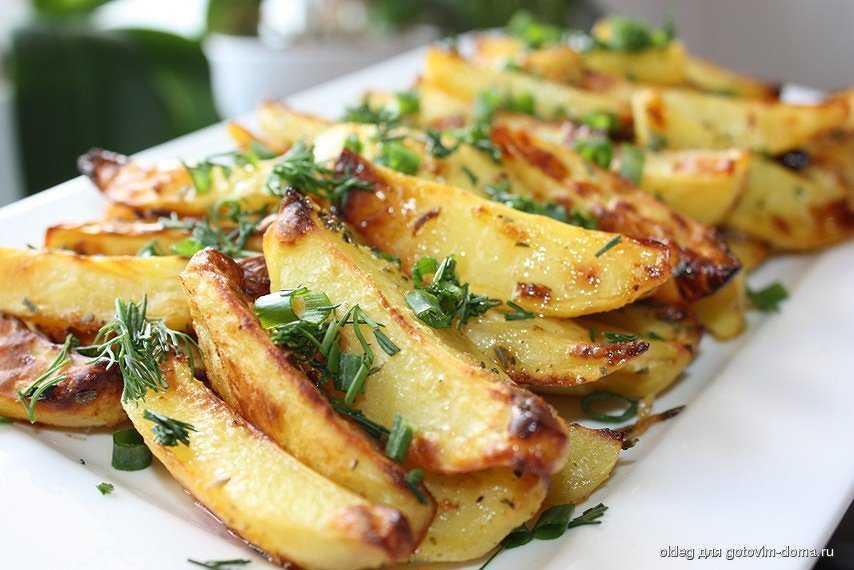 Печеные дольки. Картофель запеченный с зеленью и чесноком. Картофель Айдахо. Запеченные картофельные дольки. Картофель дольками в духовке.