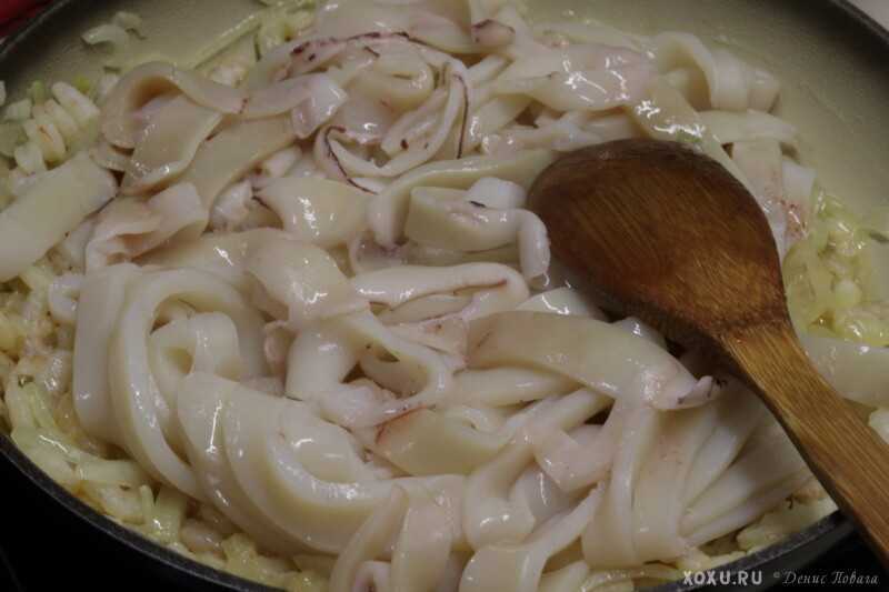 Простой рецепт кальмаров на сковороде. Кальмар на сковороде. Кальмары на сковороде с луком. Жареные кальмары на сковороде. Жареные кальмары на сковороде с луком.
