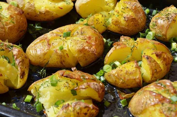 Сколько времени запекать картофель в духовке. Картофель запеченный в духовке. Картошка в духовке запеченная. Молодая картошка запеченная в духовке. Мелкая картошка запеченная.