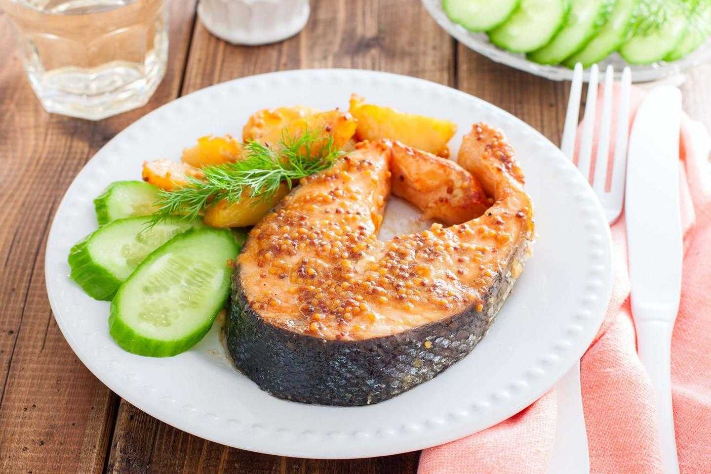 Лосось, запеченный в духовке: рецепты с фото, как приготовить с картофелем и овощами