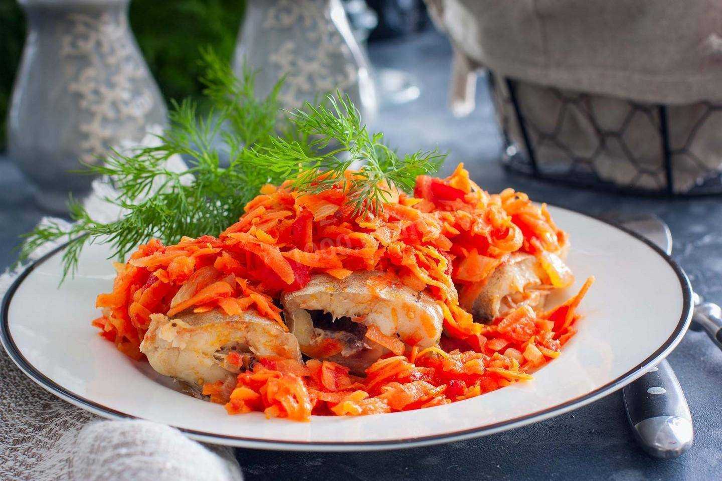 Минтай с луком и морковью на сковороде рецепт с фото