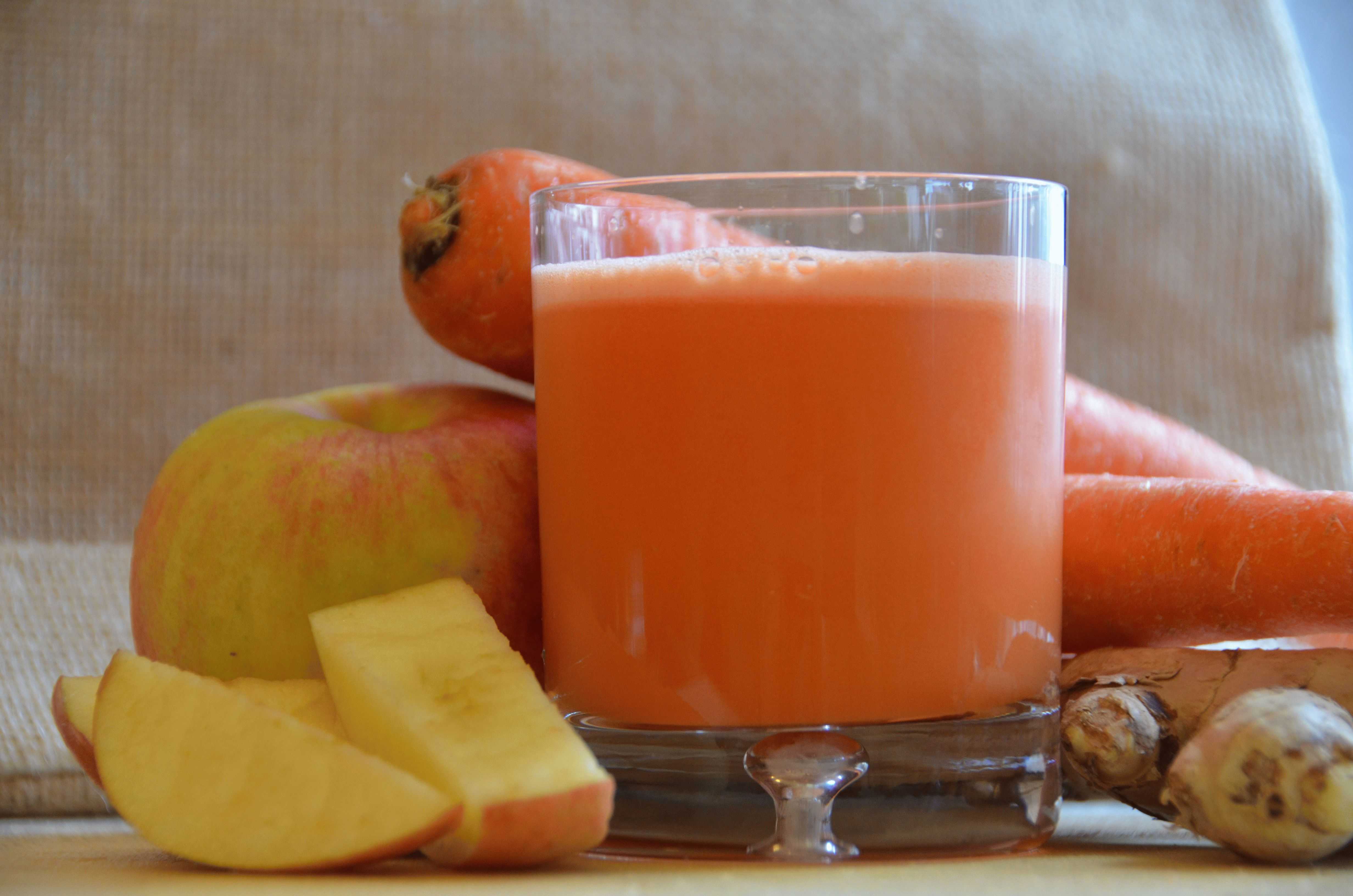 Сок яблочный на зиму в домашних условиях. Свежевыжатый морковный сок. Яблочно морковный Фреш. Морковно яблочный сок. Сок яблоко морковь.