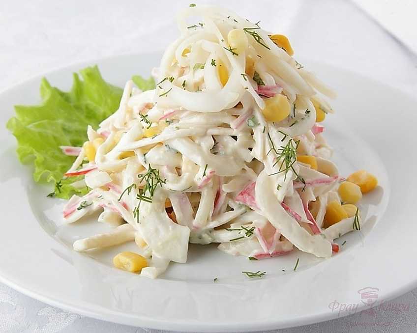 Салат с кальмарами — самые вкусные и простые рецепты салата из кальмаров