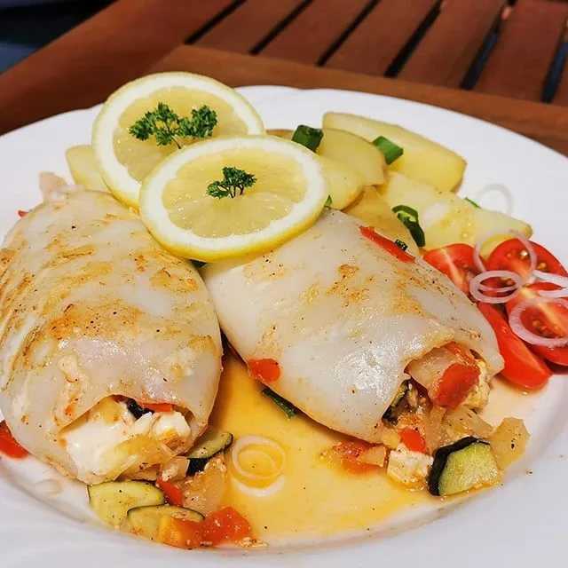 Кальмары фаршированные грибами и рисом: простые рецепты приготовления в духовке