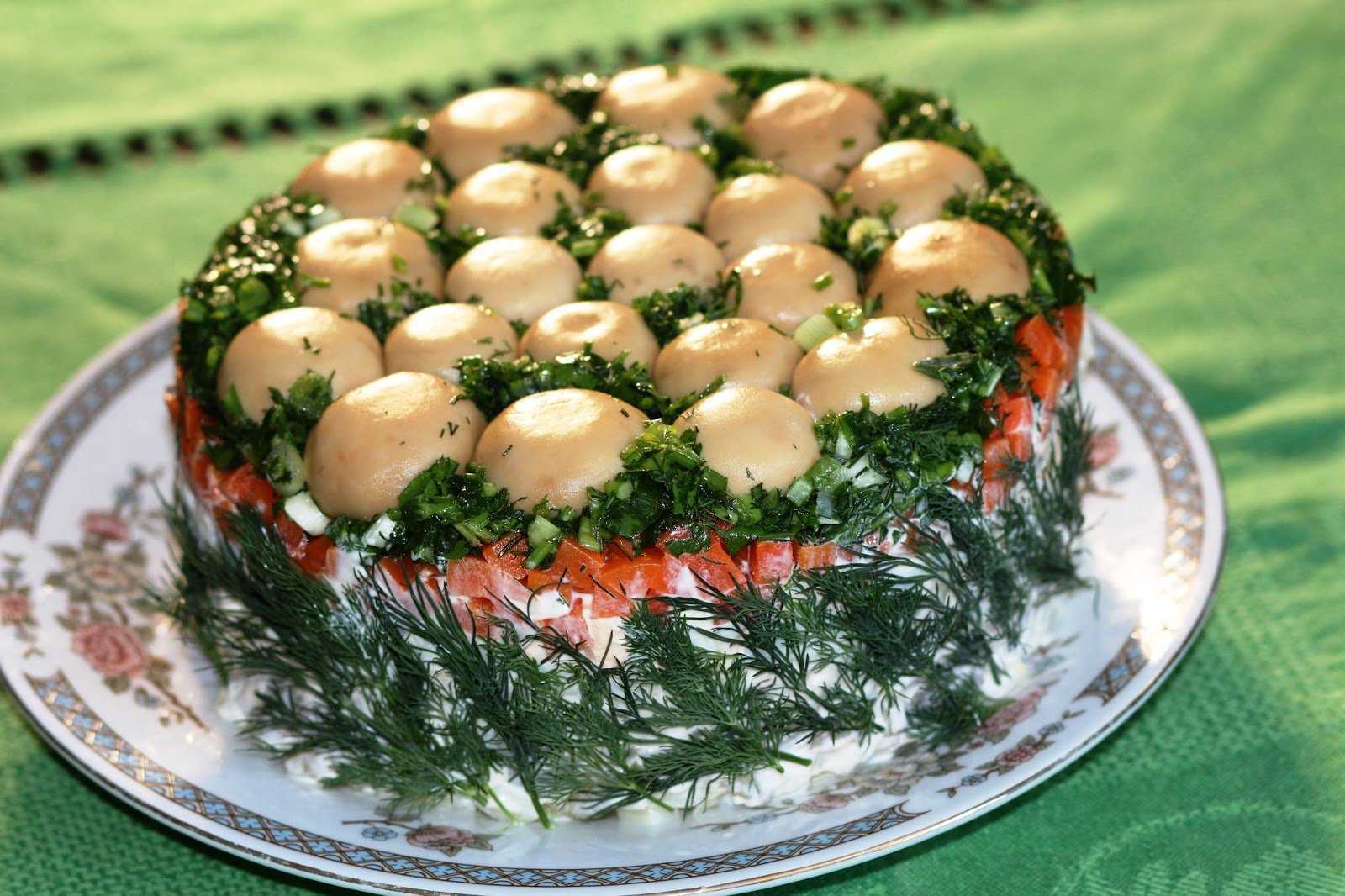 Салат «лесная поляна» с шампиньонами и курицей рецепт с фото пошагово