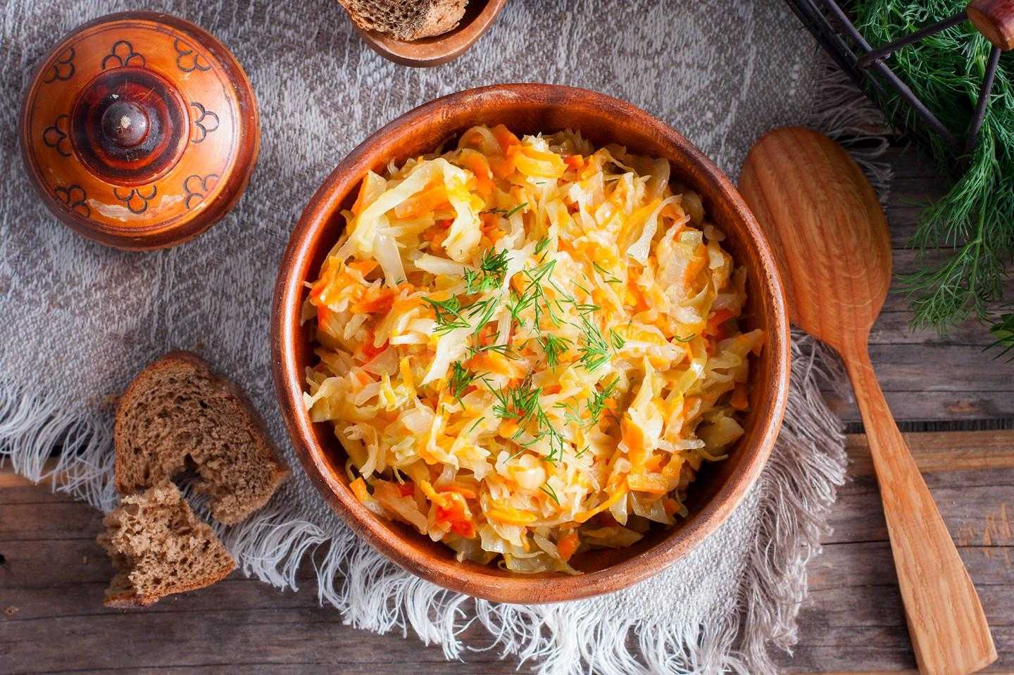 Как вкусно потушить капусту: 9 рецептов