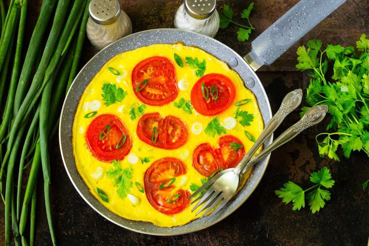 Омлет с помидорами и сыром: вкусный завтрак или сытный перекус