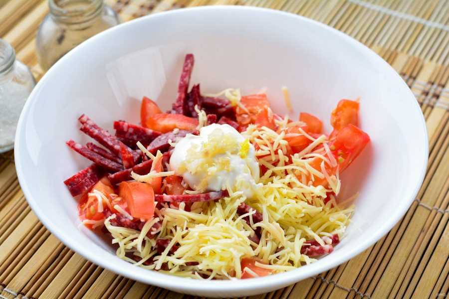 Салат "восточный" с колбасой, помидорами и сыром - 8 пошаговых фото в рецепте