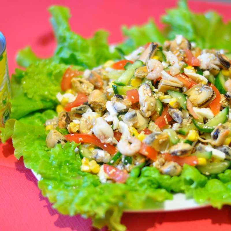 Вкусный салат с морским коктейлем. Морской салат. Салат морская фантазия. Летние салаты морской. Салат морской салат.