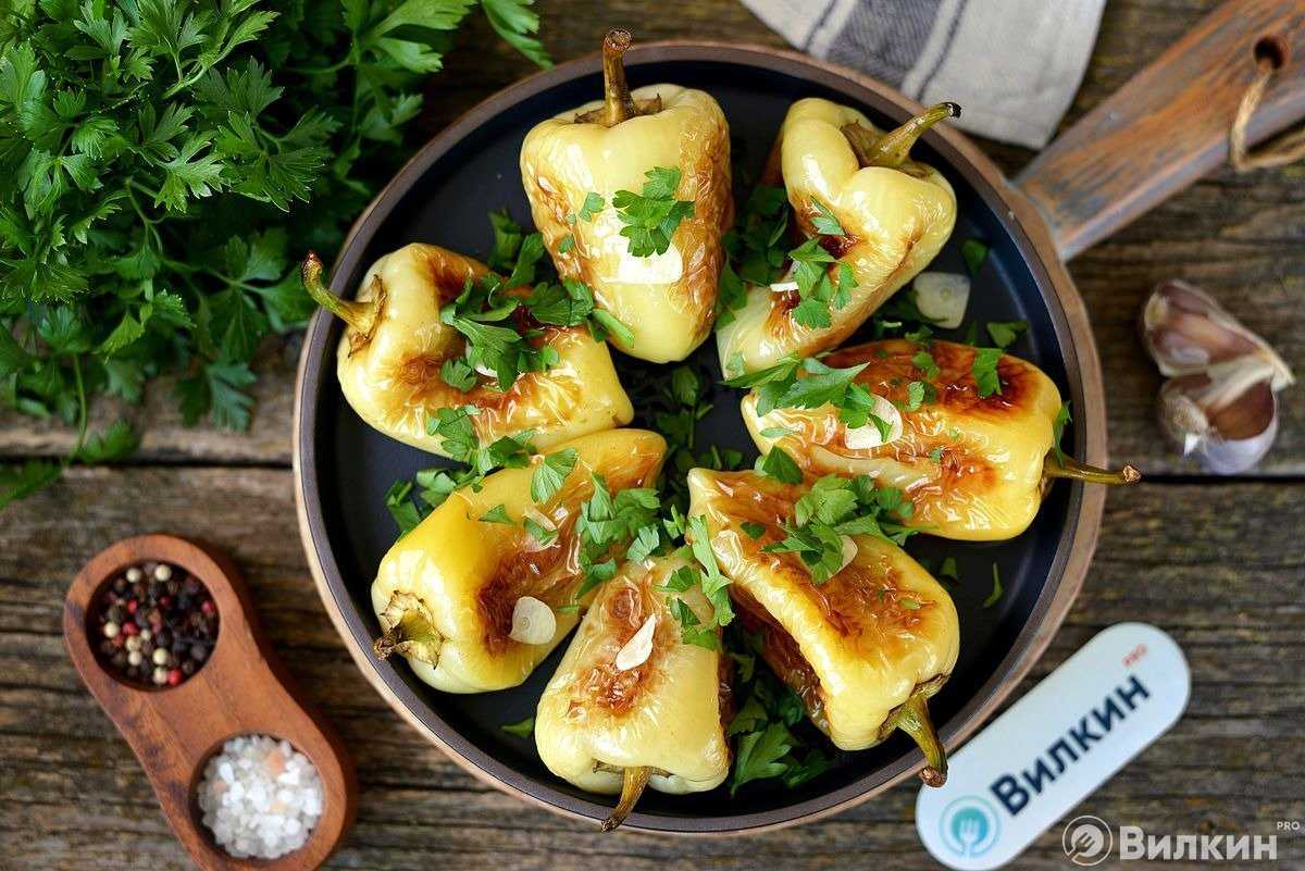 Болгарские перцы рецепты быстро и вкусно. Жареный болгарский перец. Жареный болгарский перец на сковороде. Жареный перец на сковороде с чесноком. Печеный перец.