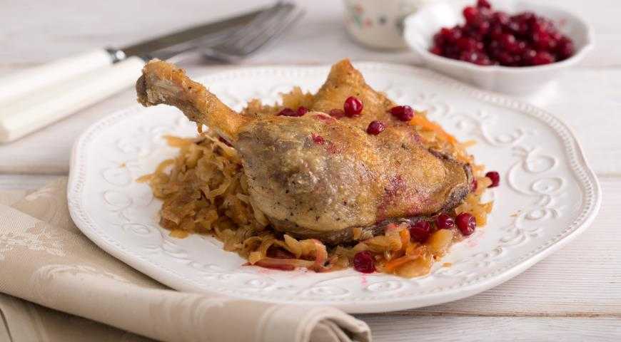 Утка, тушеная с капустой