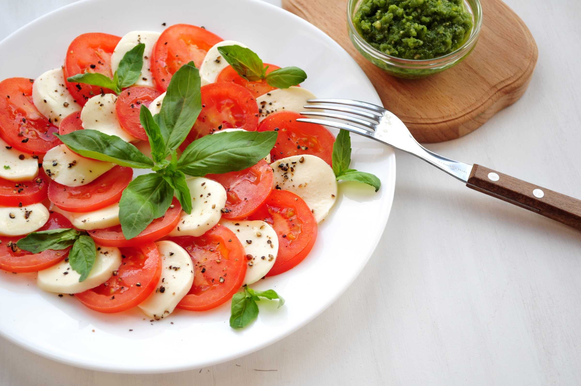 Салаты с помидорами - 20 простых и очень вкусных рецептов