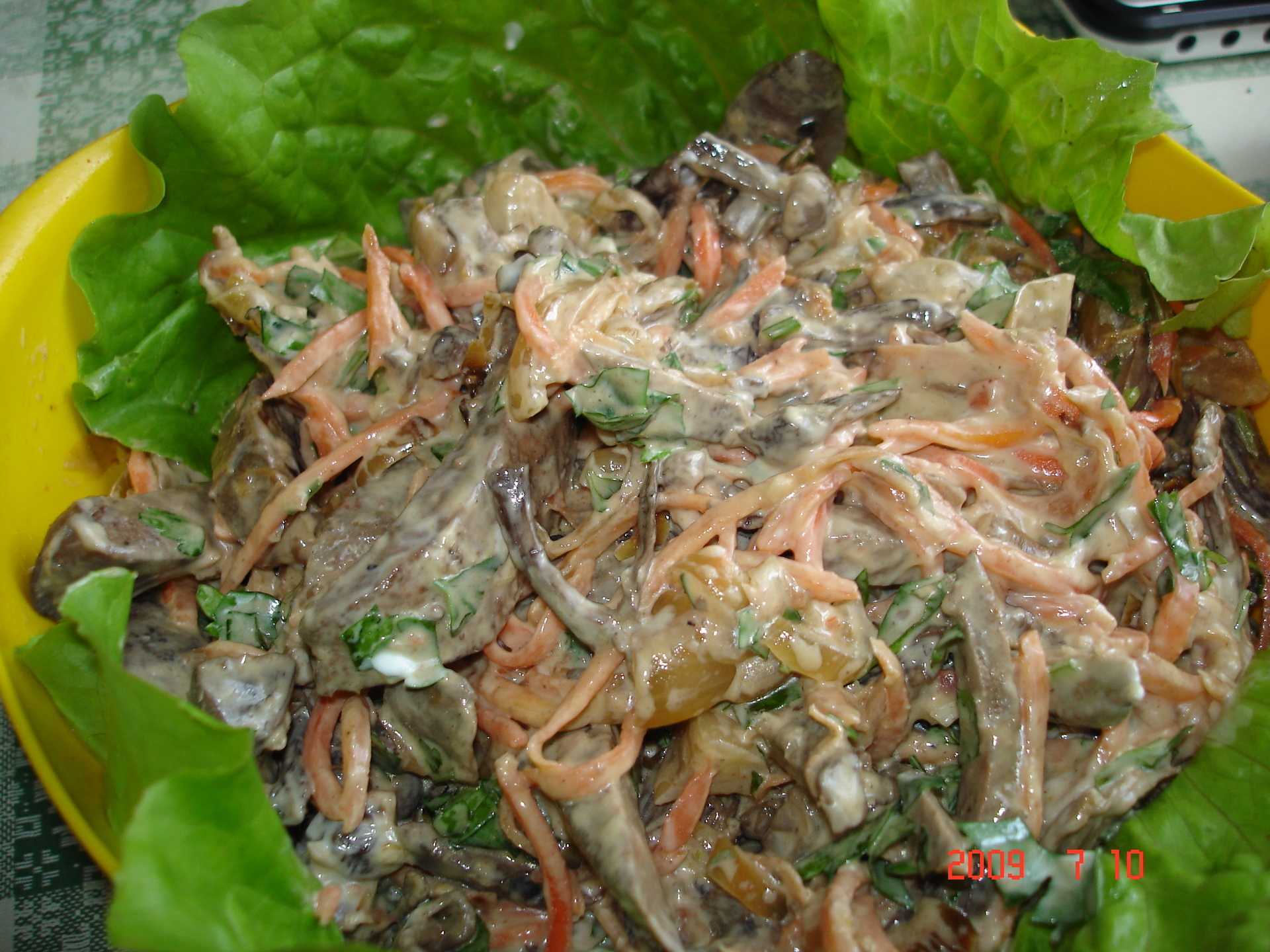 Салат с куриной печенью и солеными огурцами - 2 вкусных рецепта