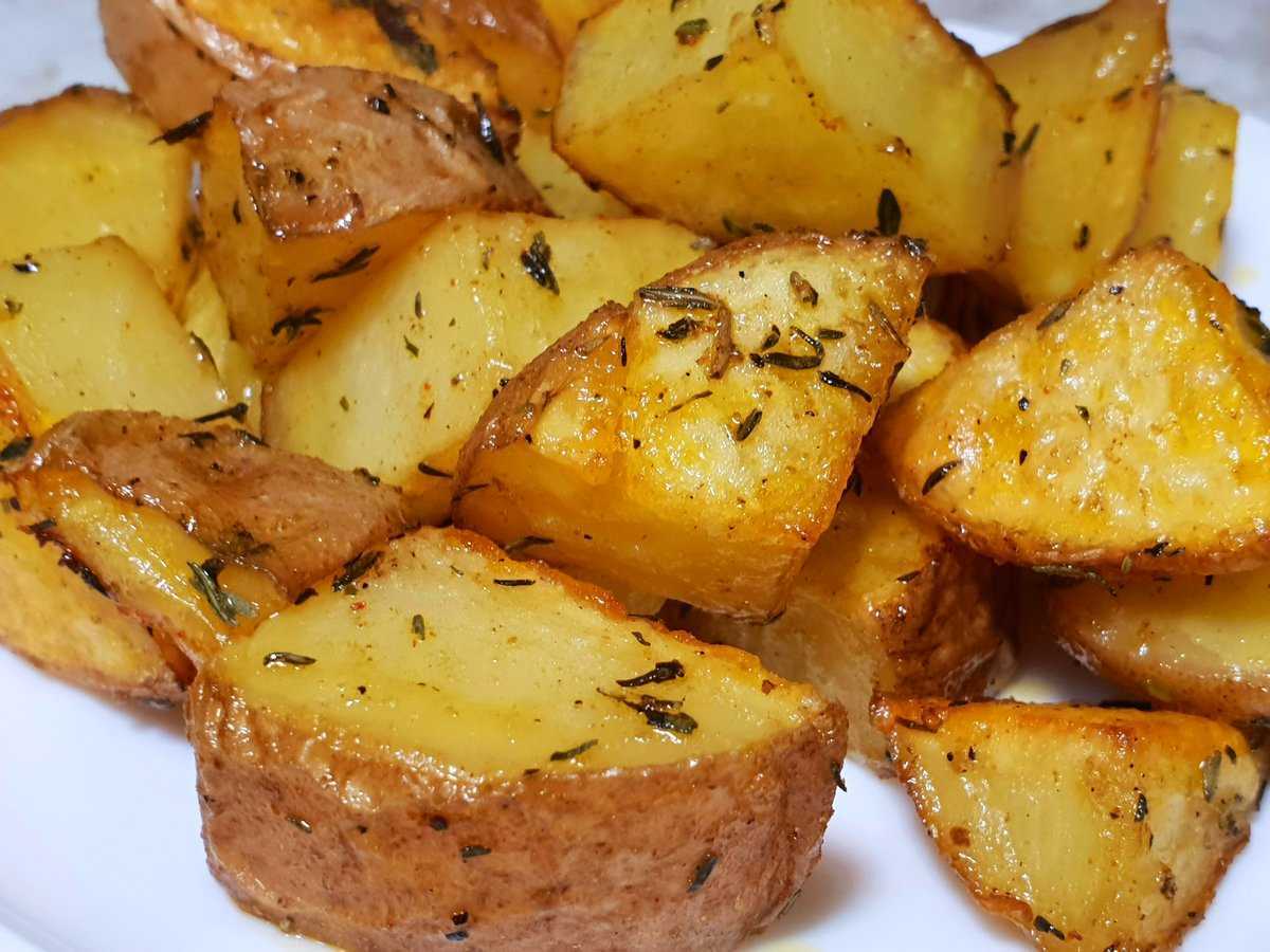 Картофель запечен в духовке. Картошка в духовке.