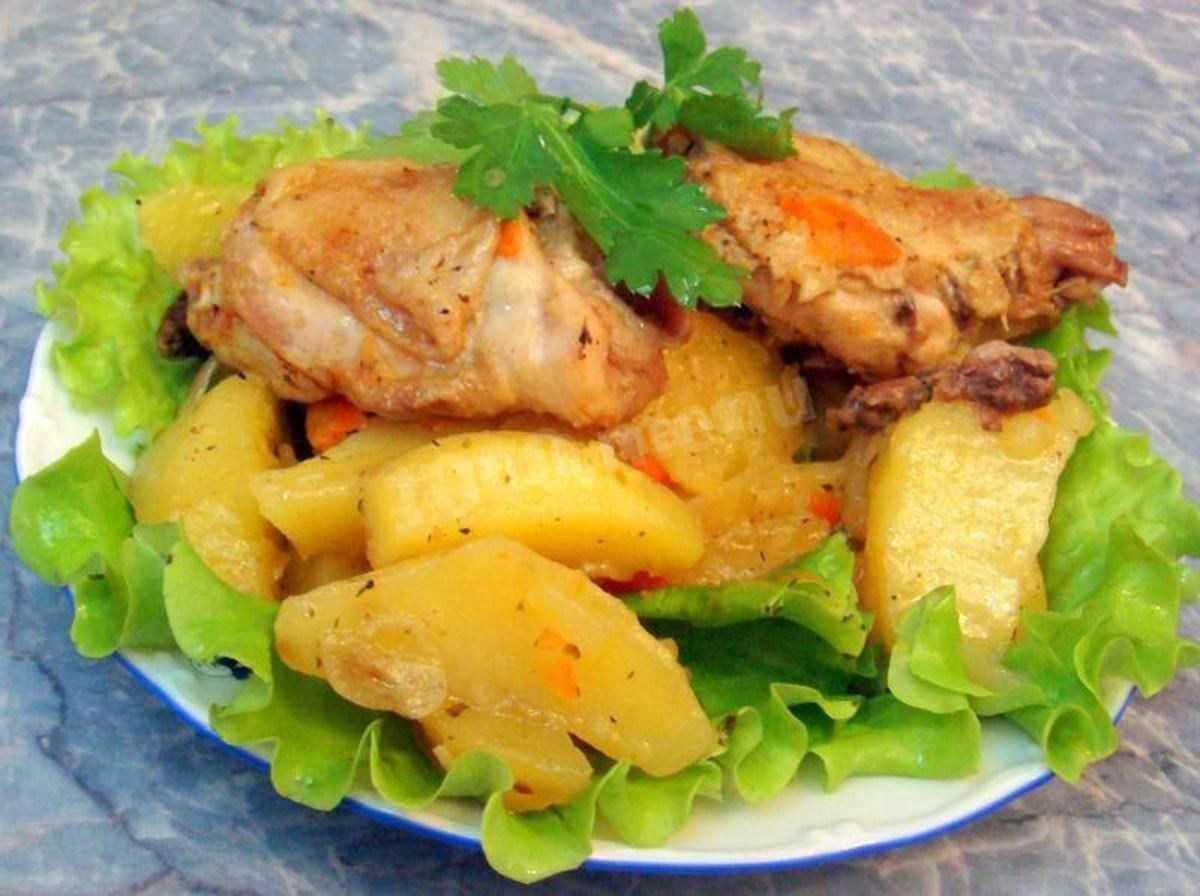 Рецепт куриного мяса с картошкой. Курица с картошкой. Картофель с курицей. Курица с картошкой в духовке. Тушеная картошка с курицей.