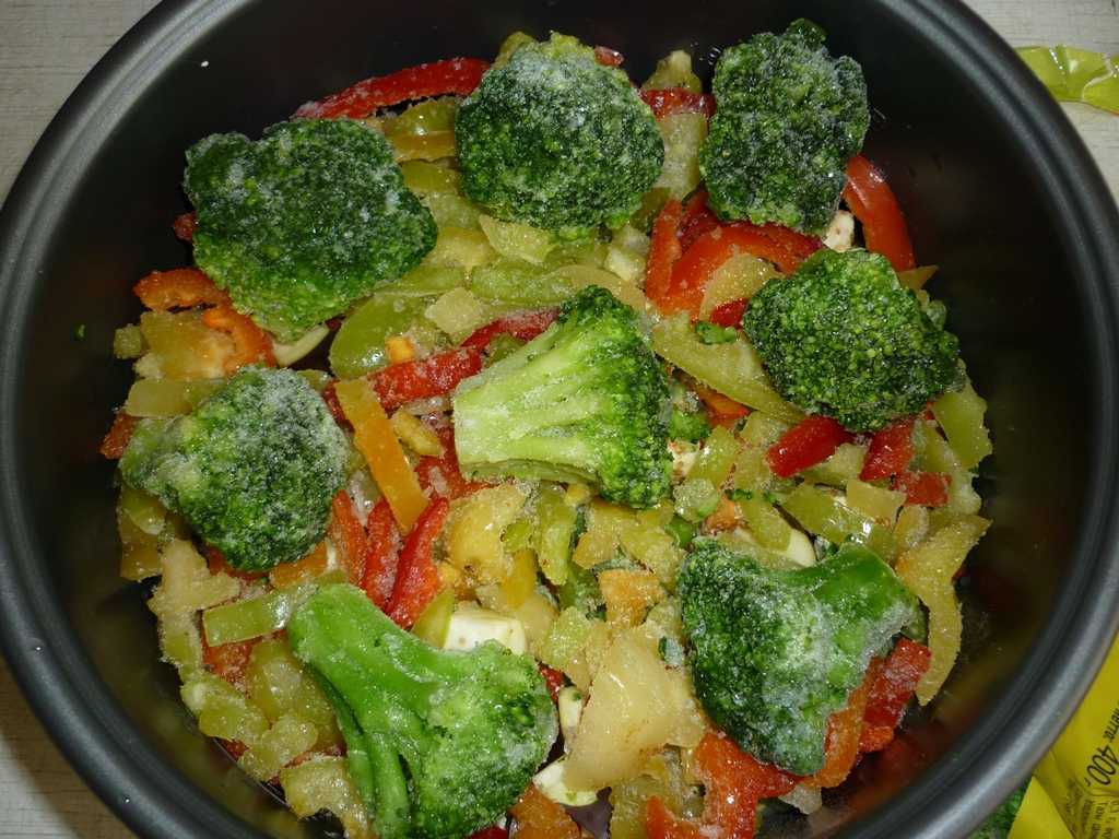 Рецепт овощи в мультиварке редмонд. Овощи брокколи. Овощи в мультиварке. Тушёные овощи в мультиварке. Тушеные овощи на пару.