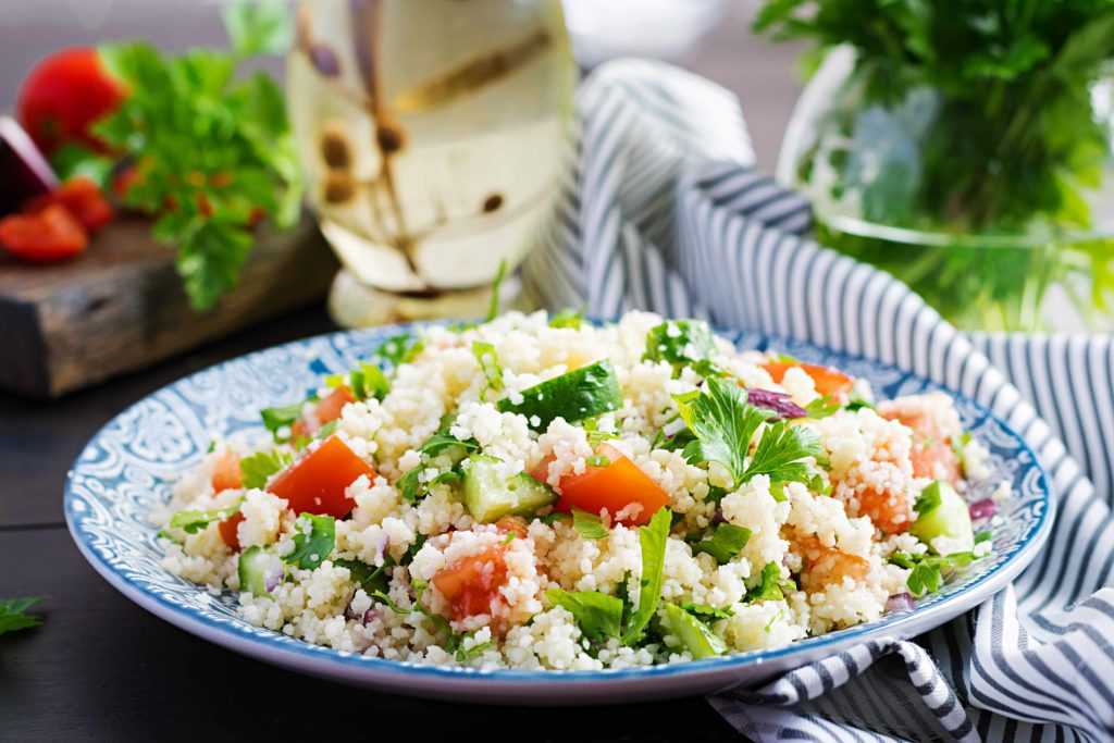 Салат с перцем, луком-пореем и помидорами - это прекрасное сочетание вкусных продуктов, которое придаст вашему ужину характер Готовится салат очень просто, имеет довольно острый вкус и яркий аромат, благодаря кунжутному маслу Улучшает аппетит и дополняет