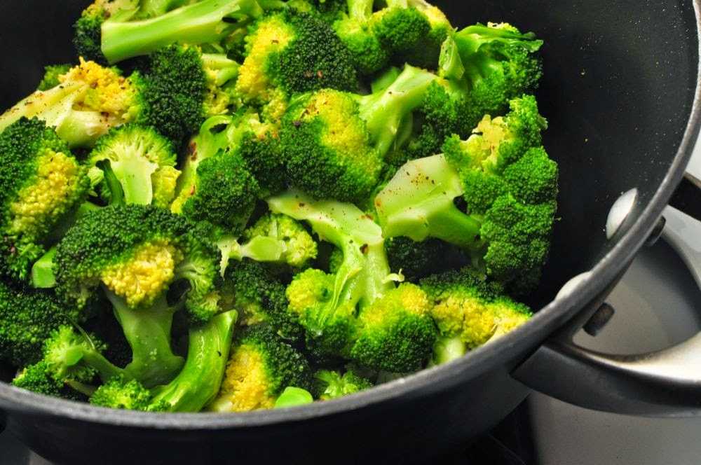 Простой рецепт брокколи на сковороде. Sauteed Broccoli. Даниэль брокколи. Капуста брокколи спаржевая рапини. Брокколи Ларсон.