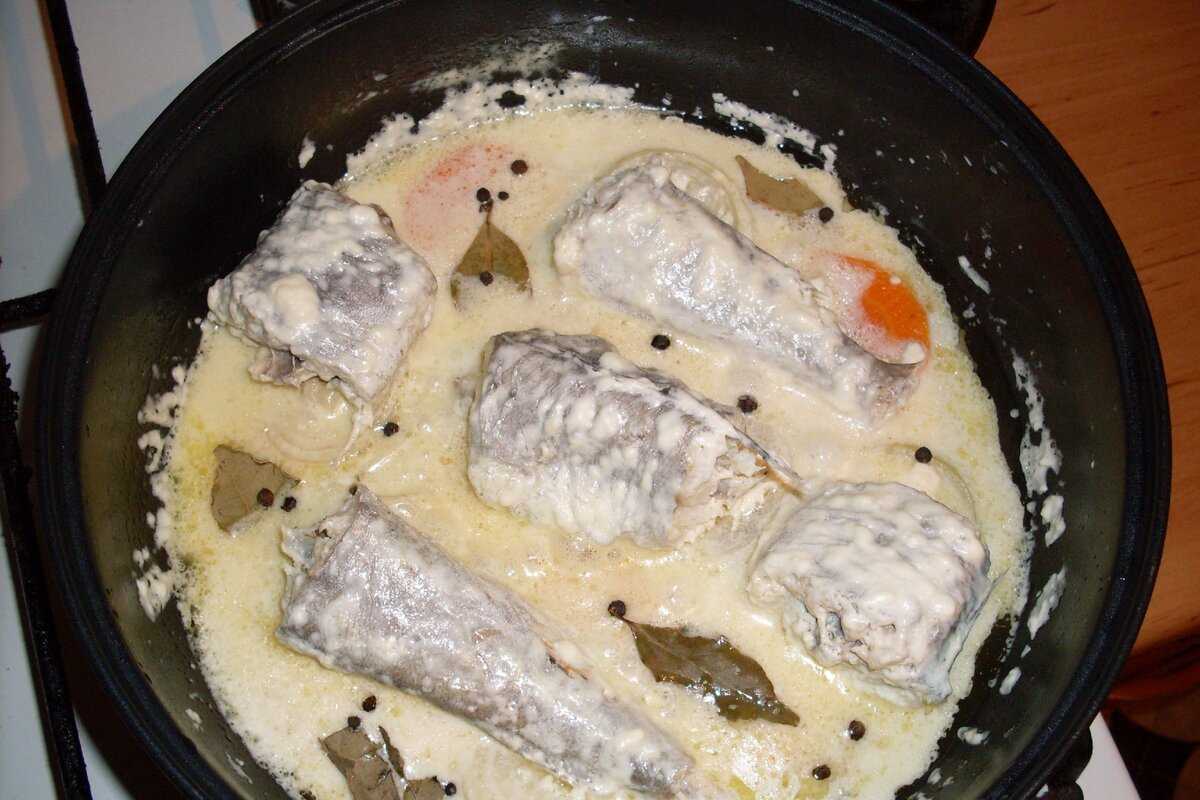 Щука в мультиварке. Рыба тушёная в сметане на сковороде с луком. Рыба в майонезе на сковороде. Рыба тушеная в майонезе. Рыба обжаренная в сметане.