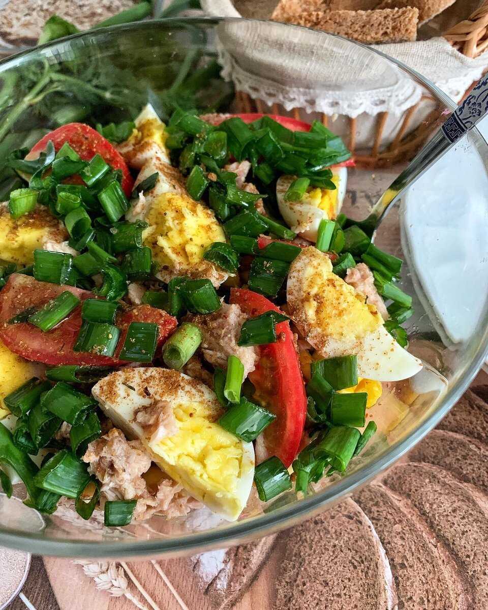Салат с тунцом и рисом: праздничный и повседневный рецепт