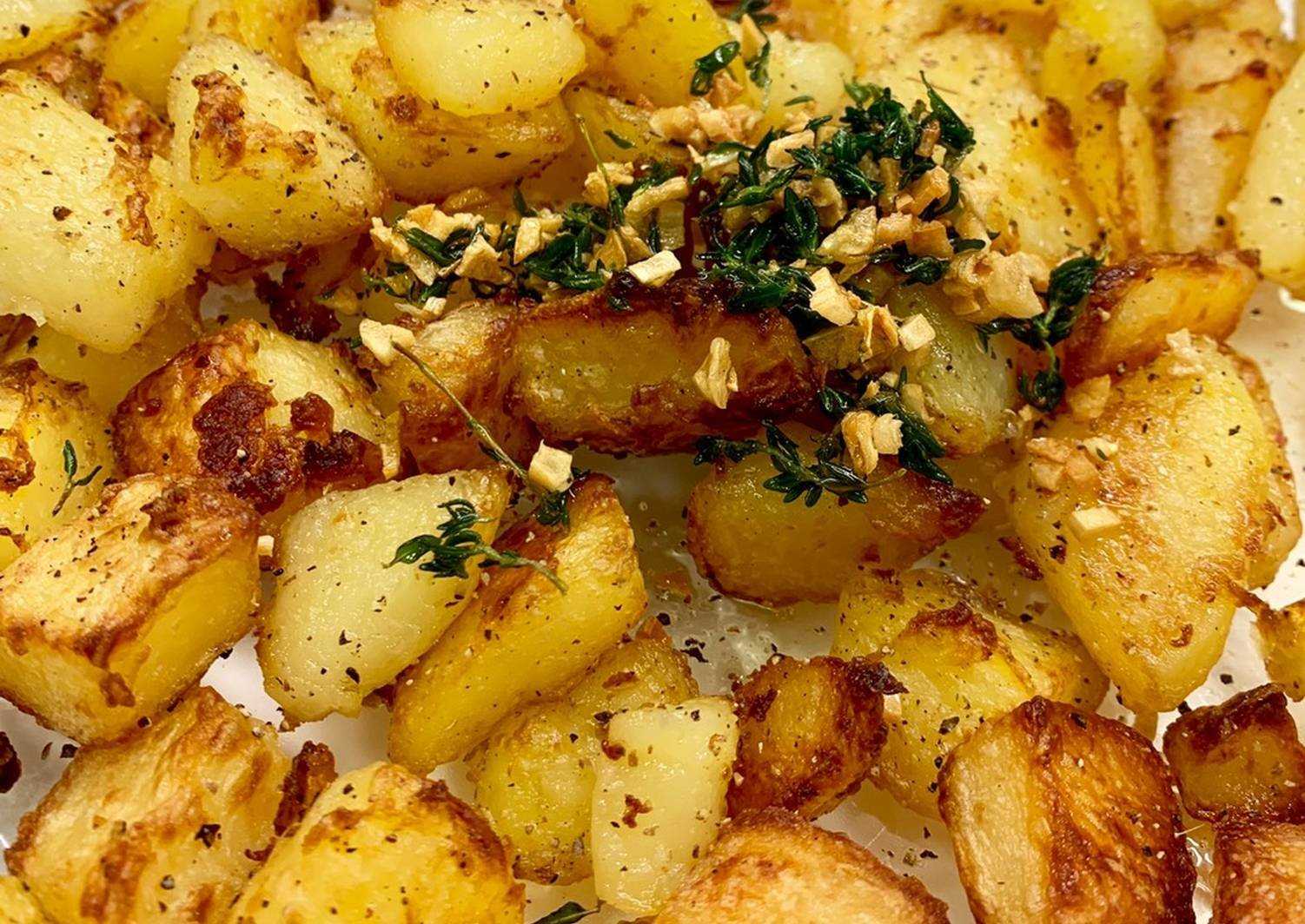 Запечь картошку в духовке рецепты простые. Картошка в духовке. Картошка дольками в духовке. Картошка с чесноком. Картошка с чесноком в духовке.