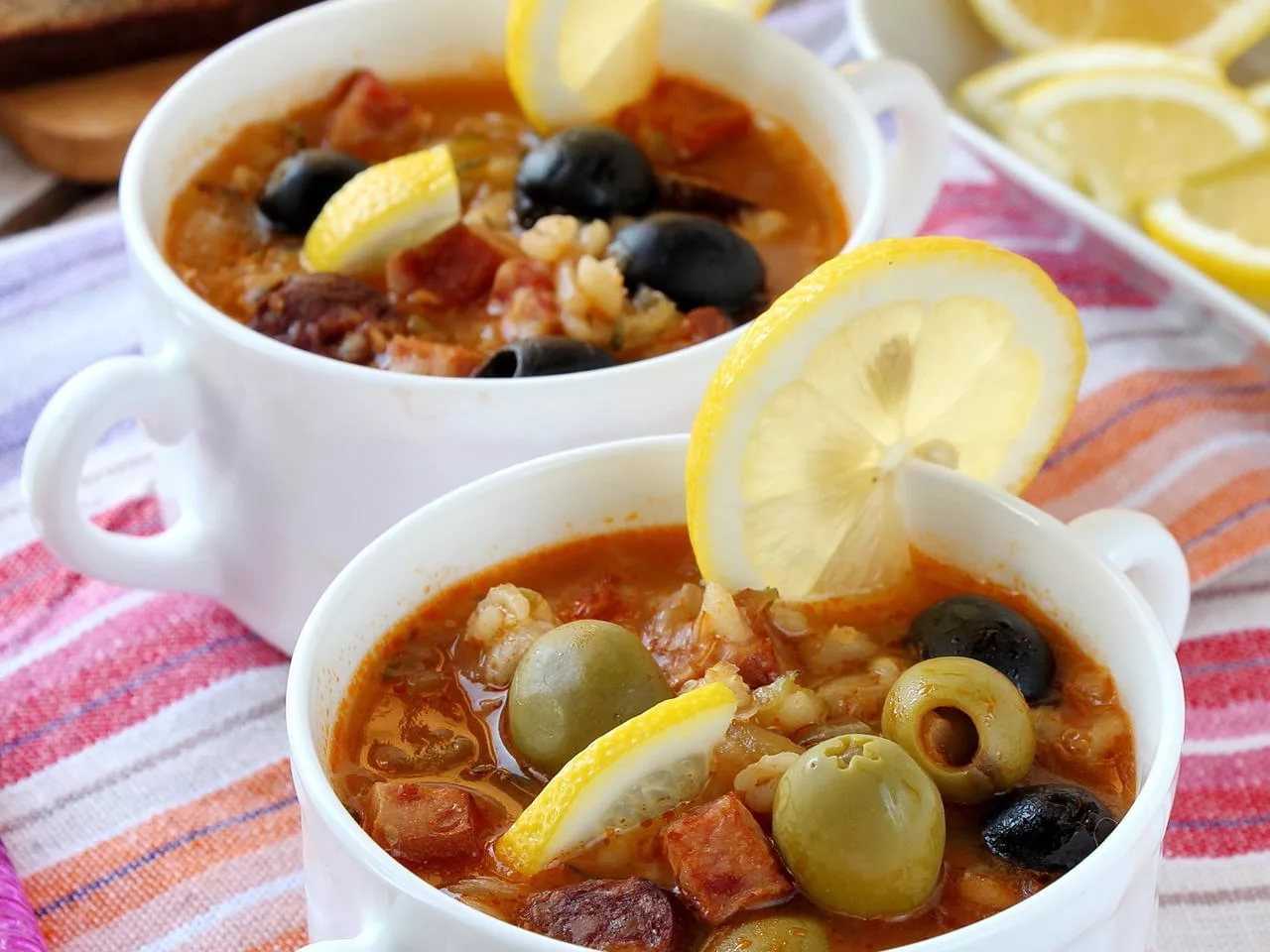 Рассольник с перловкой и солеными огурцами: рецепт, ингредиенты, особенности приготовления - samchef.ru