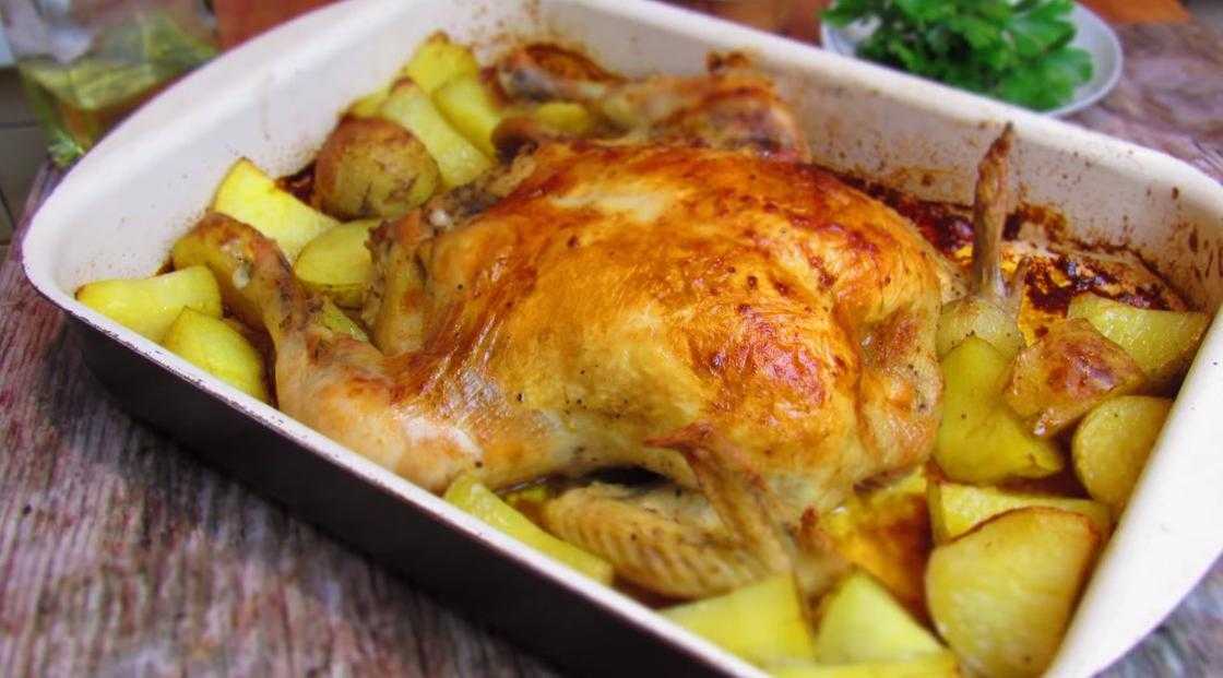 Как приготовить курицу на противне. Курица в духовке. Запеченная курица с картошкой в духовке. Курица с картошкой в духовке с корочкой. Курица запеченная с картоф.