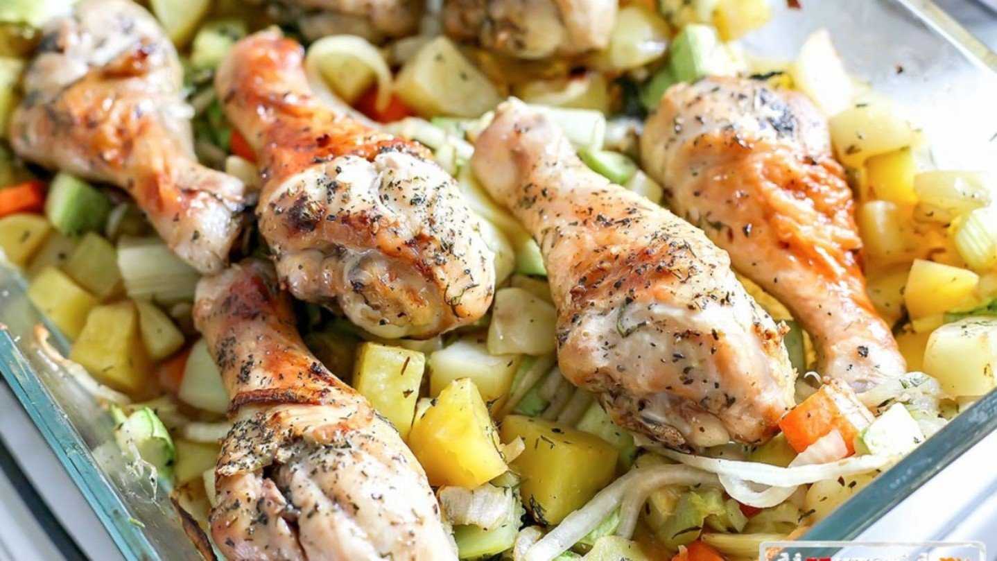 Вкусно овощи в рукаве. Голень с овощами в духовке. Курица с овощами. Куриные голени с овощами в духовке. Куриные ножки с овощами в духовке.