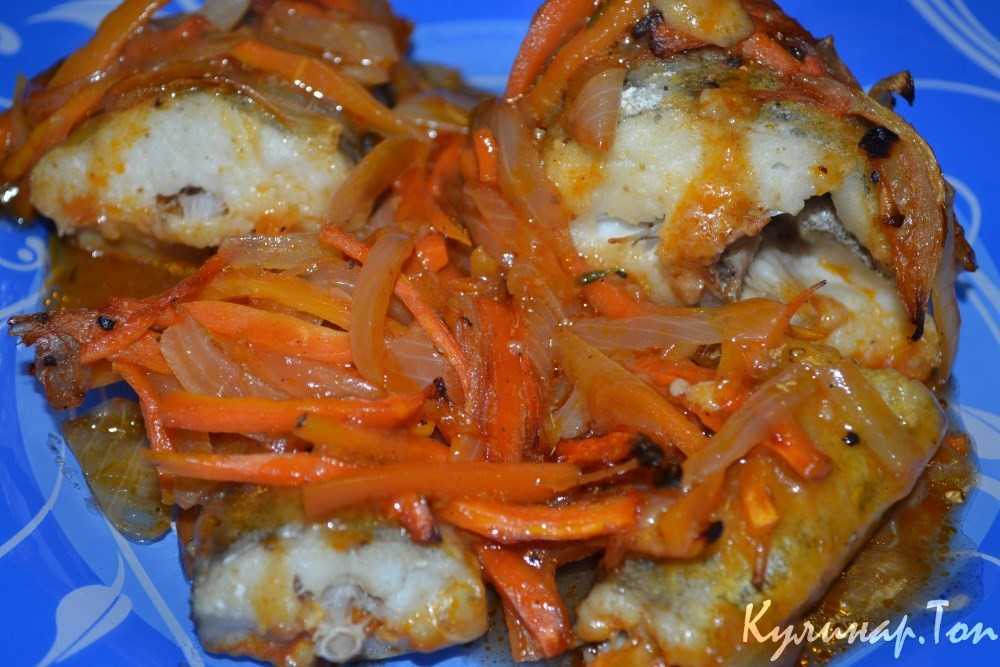Минтай в духовке с морковью и луком в сметане в духовке рецепт с фото